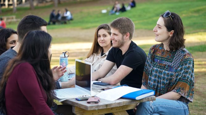 לקחה מגש של דפוס ועירבלה אותו